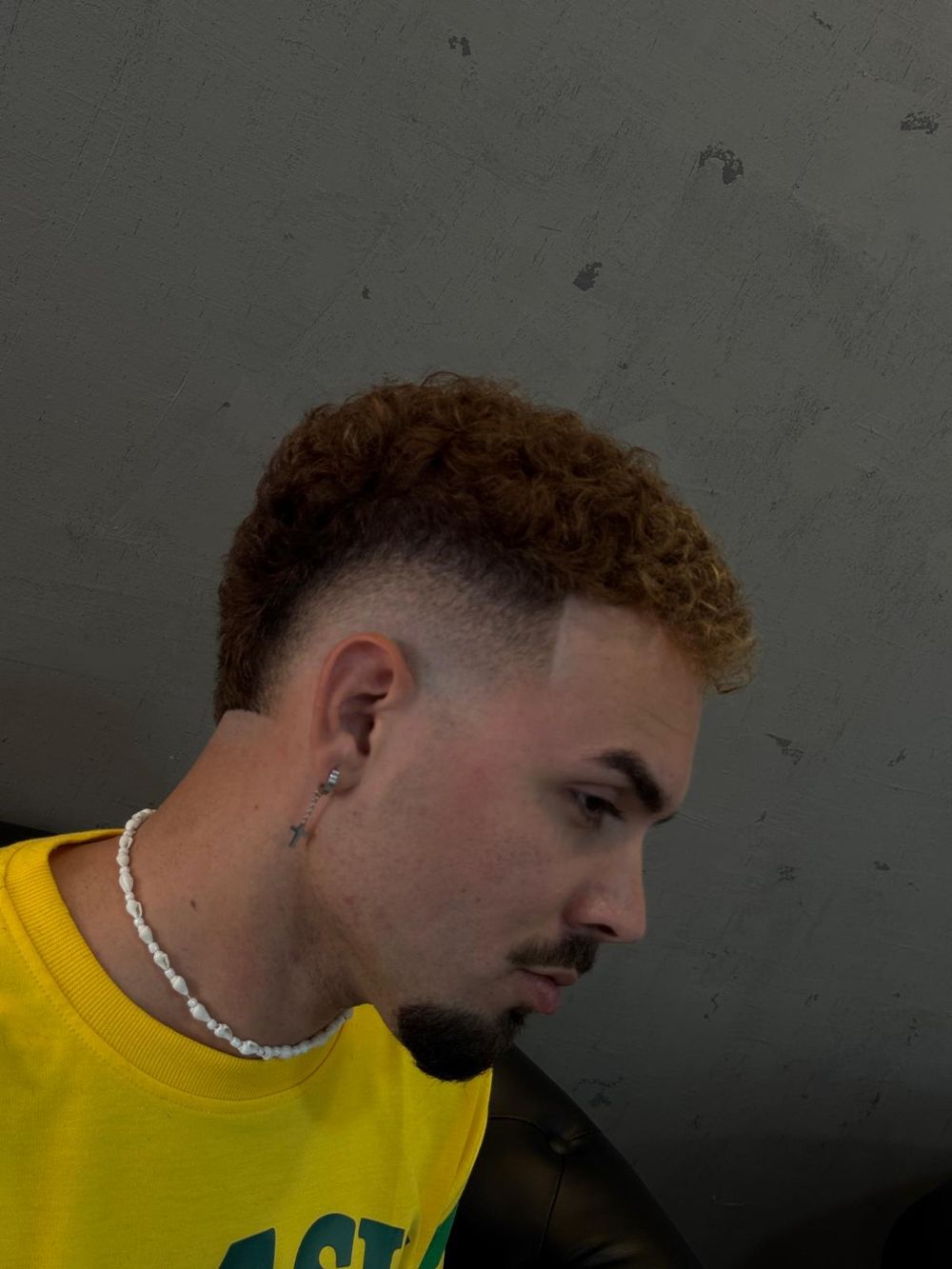 Fade com cabelo cacheado colorido